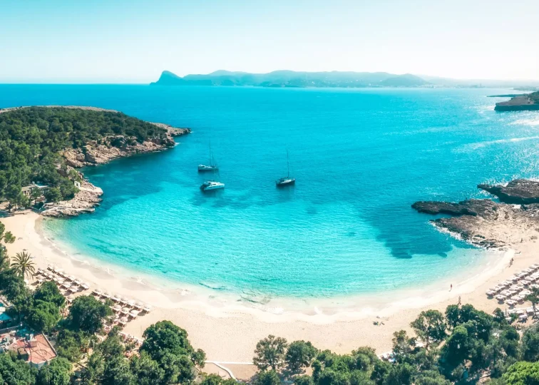Cala Bassa Beach Club - vista panorámica de la cala en Ibiza