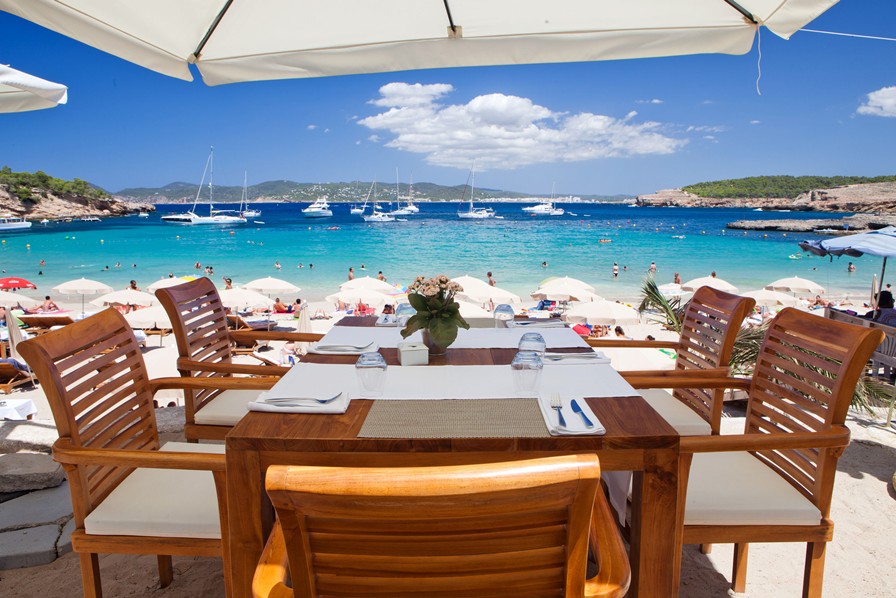 Cala Bassa Beach Club - reservar mesa en el restaurante de Ibiza