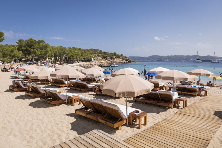 cala bassa ibiza tumbonas