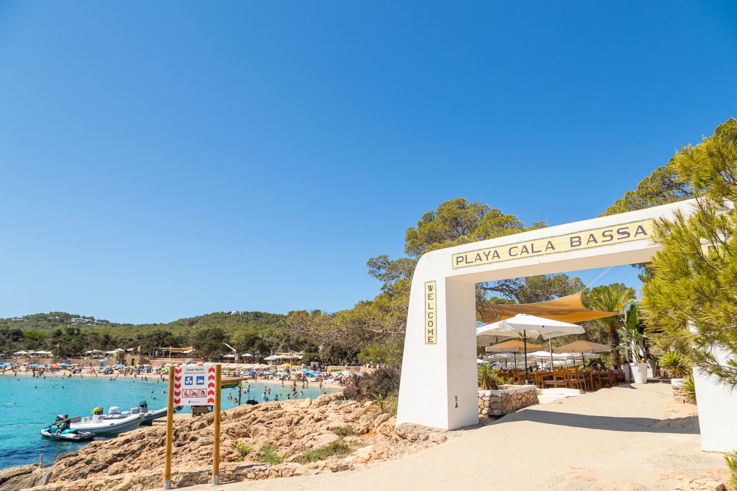 Cala Bassa Beach Club - playa y aguas cristalinas en Ibiza
